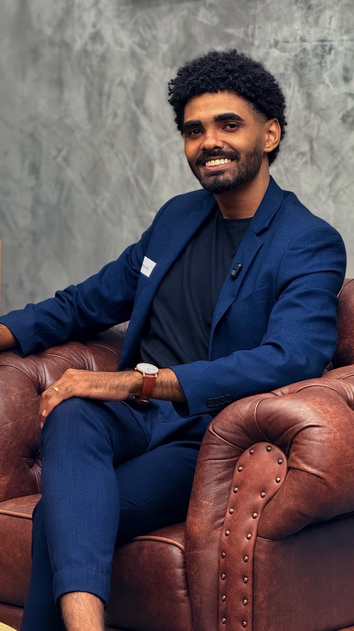 Marcus Caldas em retrato profissional sorrindo