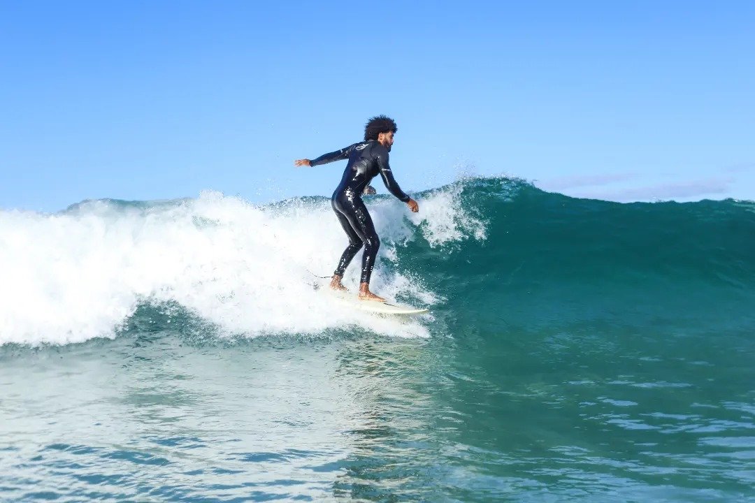 Marcus Caldas surfando