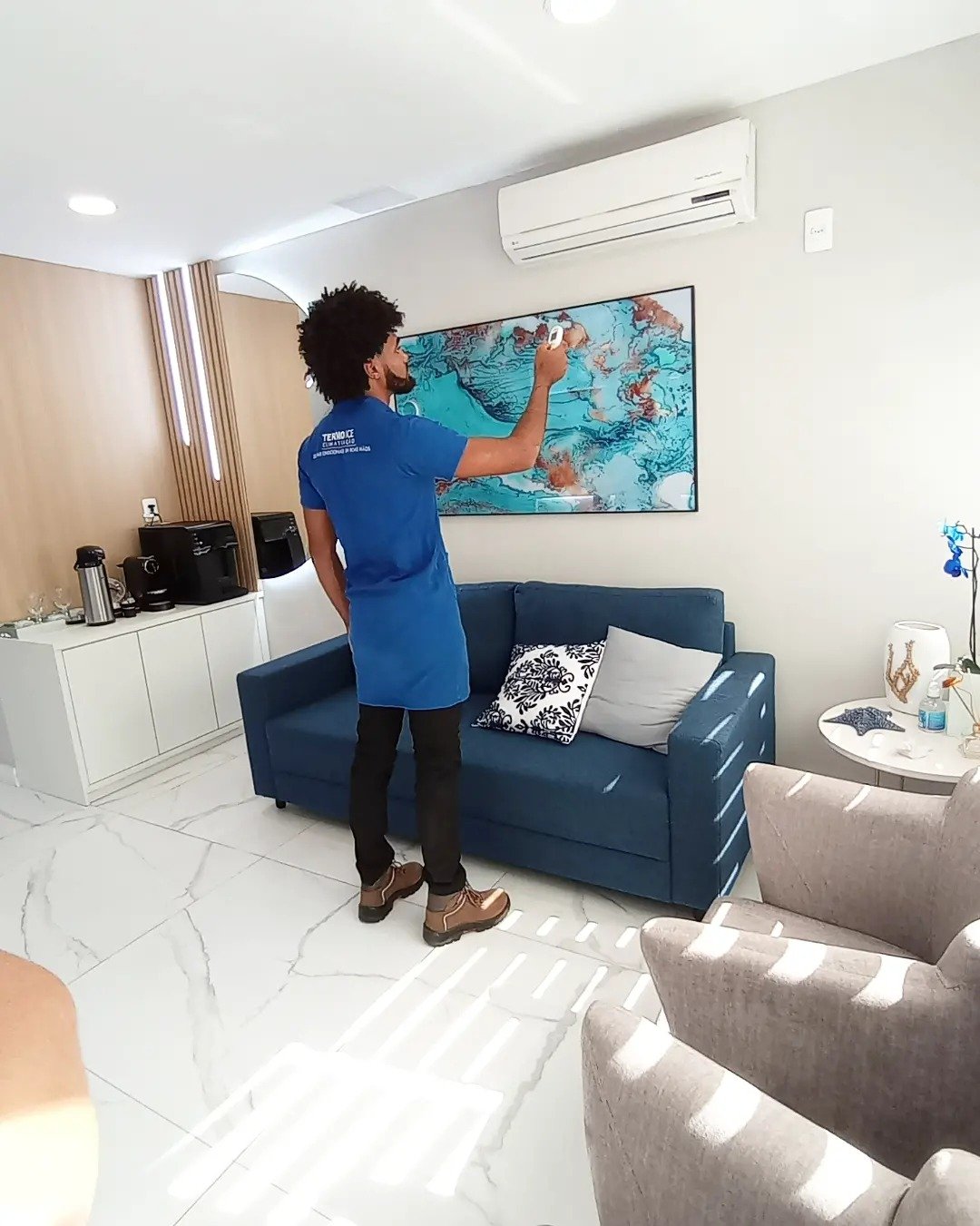 Marcus Caldas trabalhando com climatização