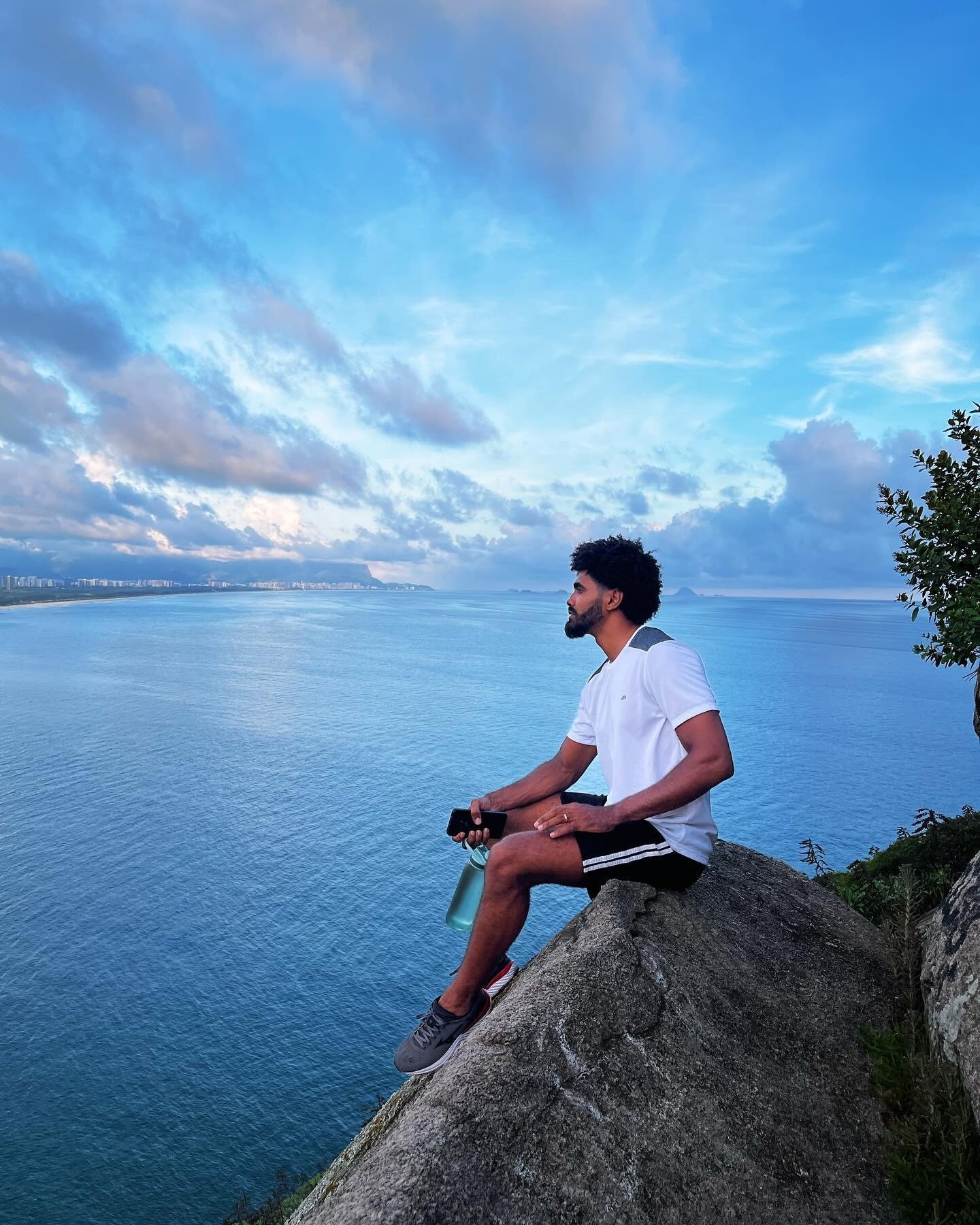 Marcus Caldas em trilha com vista para o mar